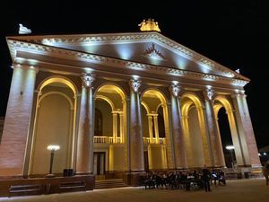 У Рівному підсвітили Драматичний театр в рамках проекту голови ОДА Коваля